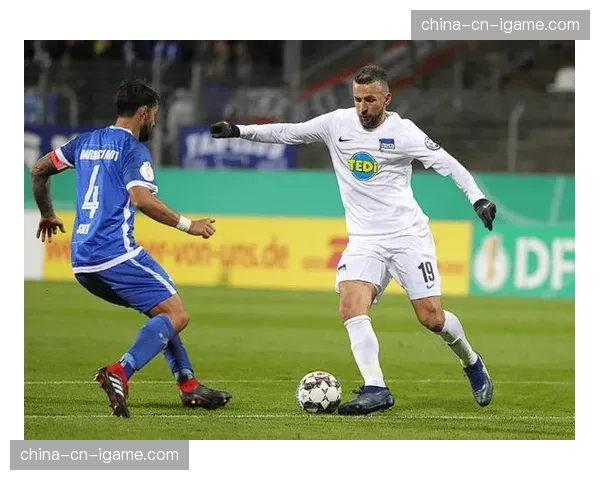 特写：进球后冲向场边拥抱患病小球迷，柏林赫塔前锋温克勒的温情时刻