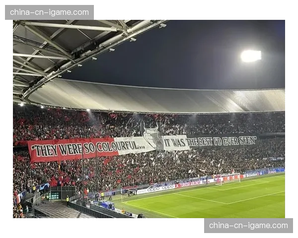 图卢兹主场球迷巨型TIFO致敬球队传奇