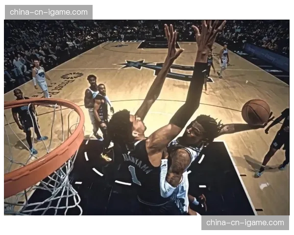 特写镜头：锡安暴力隔扣后向替补席示意，鹈鹕主场瞬间沸腾