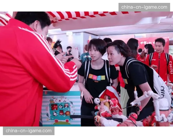 赛事花絮:比赛现场设置传统文化体验区,吸引大量观众尝试柔道基本动作 赛事花絮:比赛现场设置传统文化体验区,吸引大量观众尝试柔道基本动作