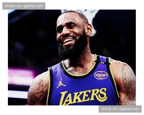勒布朗-詹姆斯生涯总得分突破45000分，发文感谢球迷。