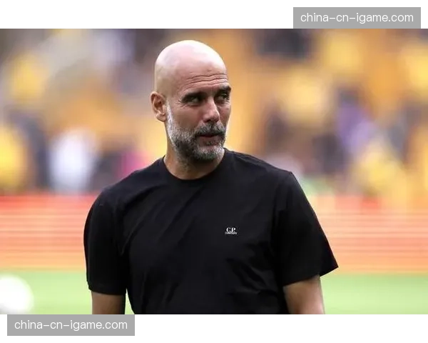 特写镜头：哈兰德罚失点球后，瓜迪奥拉在场边凝神思考